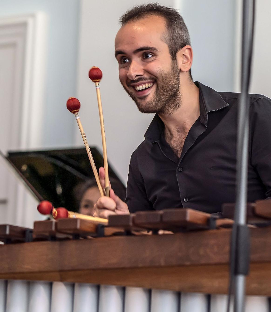 Portrait Simone Rubino beim Marimba-Spielen